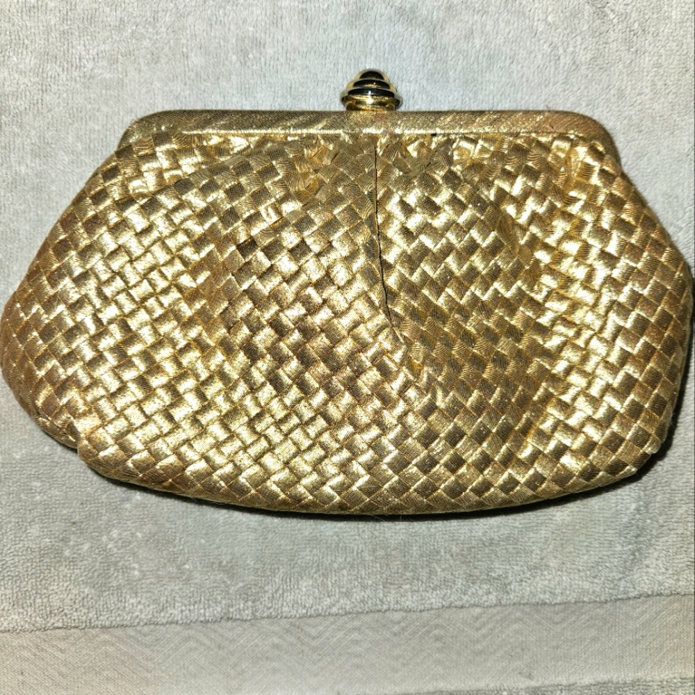 LE ROYALE GOLD VINTAGE CLUTCH. CHAIN ATTACHED. PICS 📸